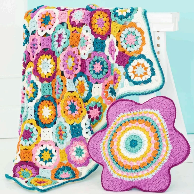 Haakpatroon Stylecraft Special Aran No. 10206 Highlander Playful Posy Blanket + Cushion (Digital)