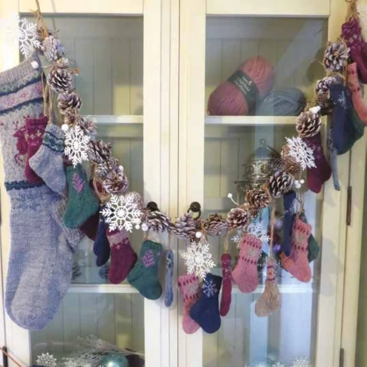 Breipatroon Stylecraft Highland Heathers DK No. F084 Kerstsok adventskalender (Digital)