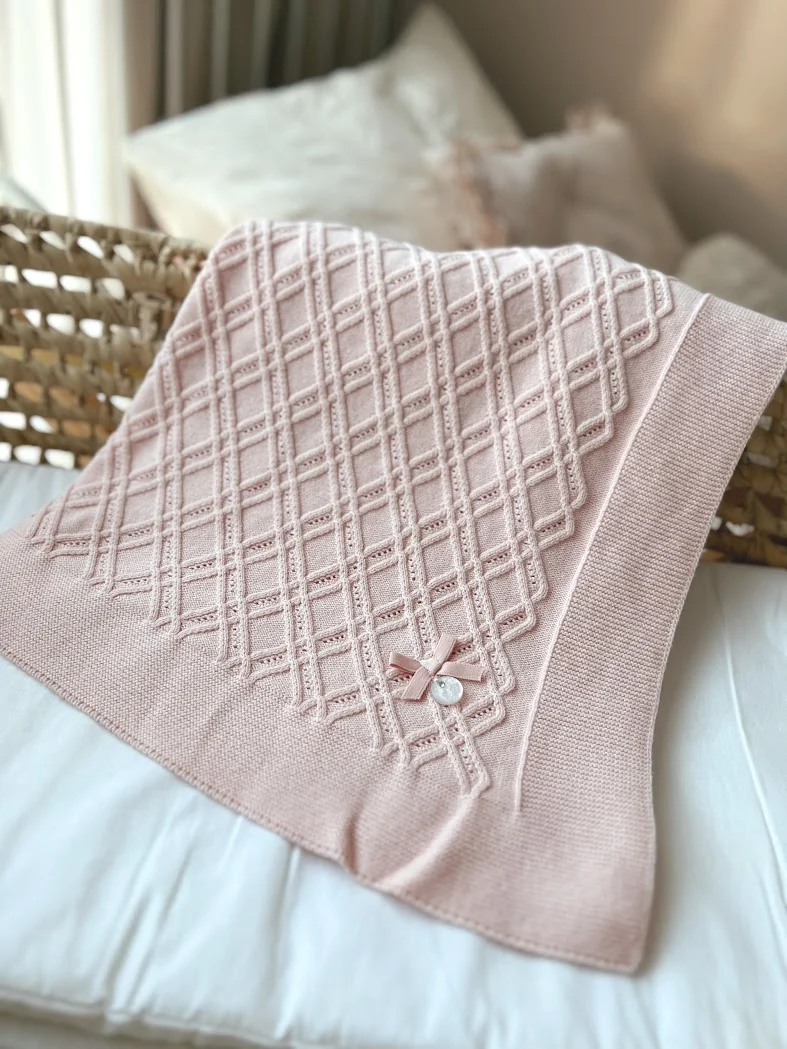 GEBREID BABYDEKENTJE KRUISLINGS PATROON - babyroze